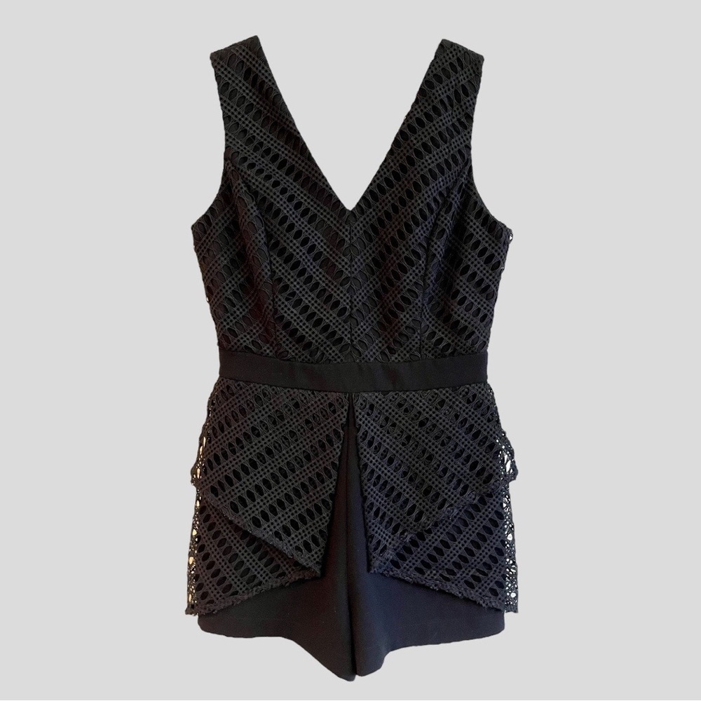ADELYN RAE, NWOT, V-NECK, SLEEVELESS, BLACK LACE ROMPER. SIZE M